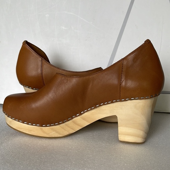 Free People Monroe Luggage Brown Cut Out Side Wood Heels Women’s Clogs Size: 38 - Picture 8 of 15